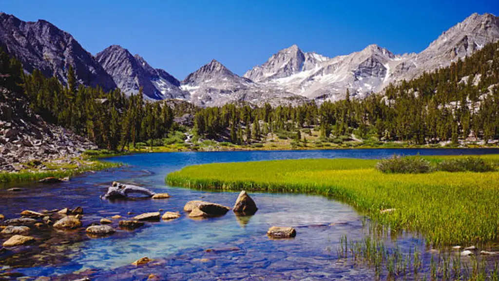 picture of the mountains and a river in the Sierra Mountain range